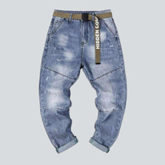 Vaqueros de hombre ligeramente rotos estilo hip hop