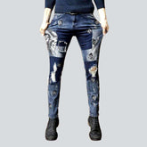 Herrenjeans mit indischer Totenkopf-Stickerei