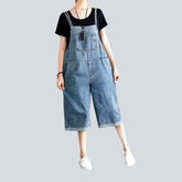 Jeans-Jumpsuit mit beschrifteter Gesäßtasche