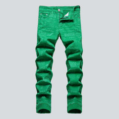 Herrenjeans aus beschriftetem farbigem Stoff