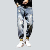 Herrenjeans mit gelbem Saum und Aufschrift