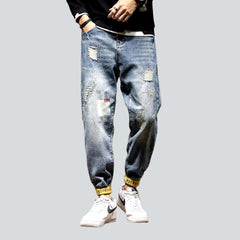 Vaqueros para hombre con dobladillo amarillo grabado