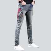 Jeans mit Indianer-Stickerei