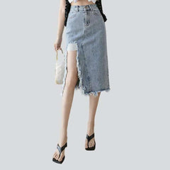 Falda vaquera desgastada hasta la rodilla