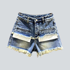 Jeansshorts mit sichtbaren Taschen im Lagenlook