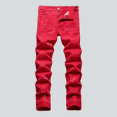 Rote Herrenjeans mit Buchstabenstickerei