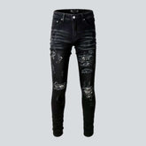 Schwarze Skinny Jeans mit aufgestickten Buchstaben