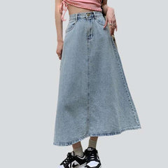 Hellblauer gebleichter Jeansrock