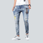 Hellblaue Herrenjeans mit Stickerei