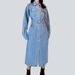 Hellblauer langer Jeansmantel