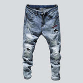 Hellblaue zerrissene Herrenjeans