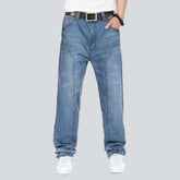 Lockere Herrenjeans mit Nähten