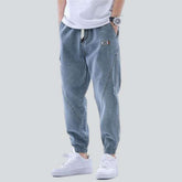 Lockere Herrenjeans mit Trägern