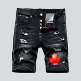 Zerrissene Jeansshorts mit Ahornblatt-Motiv