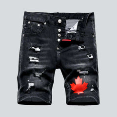 Zerrissene Jeansshorts mit Ahornblatt-Motiv
