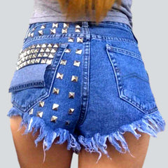 Distressed-Jeansshorts mit Metallverzierung