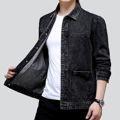 Herren-Jeansjacke im minimalistischen Stil