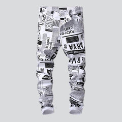 Vaqueros para hombre con estampado de periódico