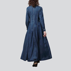 Vestido de mezclilla con bordado de pintura