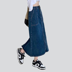Langer Jeansrock mit aufgesetzten Taschen