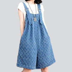 Mono vaquero azul con bordado de adornos