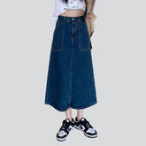 Langer Jeansrock mit aufgesetzten Taschen