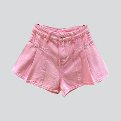 Pantalones cortos de mezclilla de color con piernas plisadas