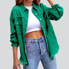 Chaqueta vaquera de color con dobladillo sin rematar