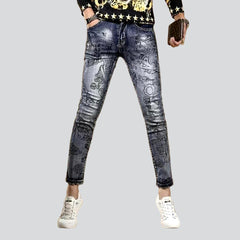 Vaqueros de hombre pintados con dobladillo sin rematar