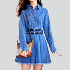 Vestido vaquero plisado con dobladillo sin rematar