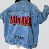 Rote Jeansjacke mit Aufschrift-Print