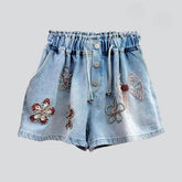Mit Strassblumen verzierte Jeansshorts