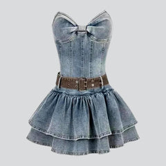 Vestido vaquero sin tirantes con cinta en el pecho