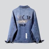 Jeansjacke mit Stickerei und Rissen auf der Rückseite