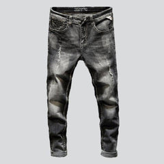 Zerrissene dunkelgraue Herrenjeans