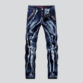 Herrenjeans mit Nietentaschenverzierung