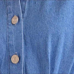Vestido vaquero plisado con dobladillo sin rematar