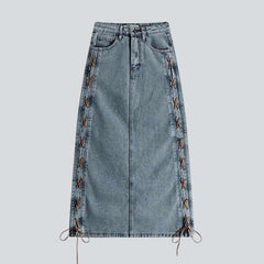 Falda vaquera con cordones laterales