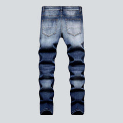 Vaqueros de hombre con parches de colores elegantes