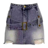 Falda vaquera en contraste con cinturones