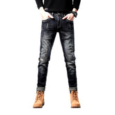 Vaqueros ajustados de hombre ligeramente rotos