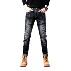 Vaqueros ajustados de hombre ligeramente rotos