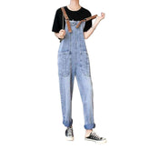 Jeans-Latzhose mit braunen Hosenträgern