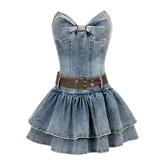 Vestido vaquero sin tirantes con cinta en el pecho