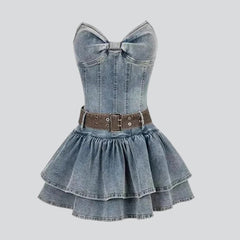 Vestido vaquero sin tirantes con cinta en el pecho