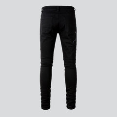 Zerrissene Herrenjeans mit Schlangenstickerei