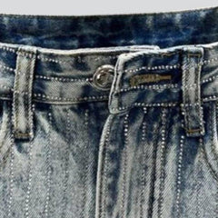 Falda vaquera con adornos de diamantes brillantes