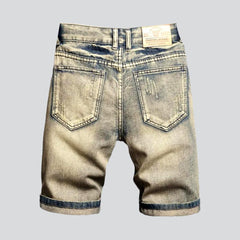 Zerrissene Jeansshorts mit Vintage-Stickerei