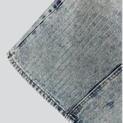 Falda vaquera con adornos de diamantes brillantes