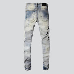 Bestickte Herrenjeans im Streetwear-Stil